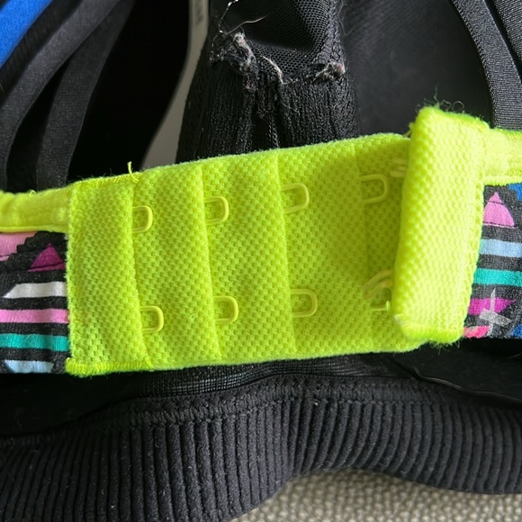 Victoria’s Secret sports bra, black with multicolored shapes - Picture 6 of 7